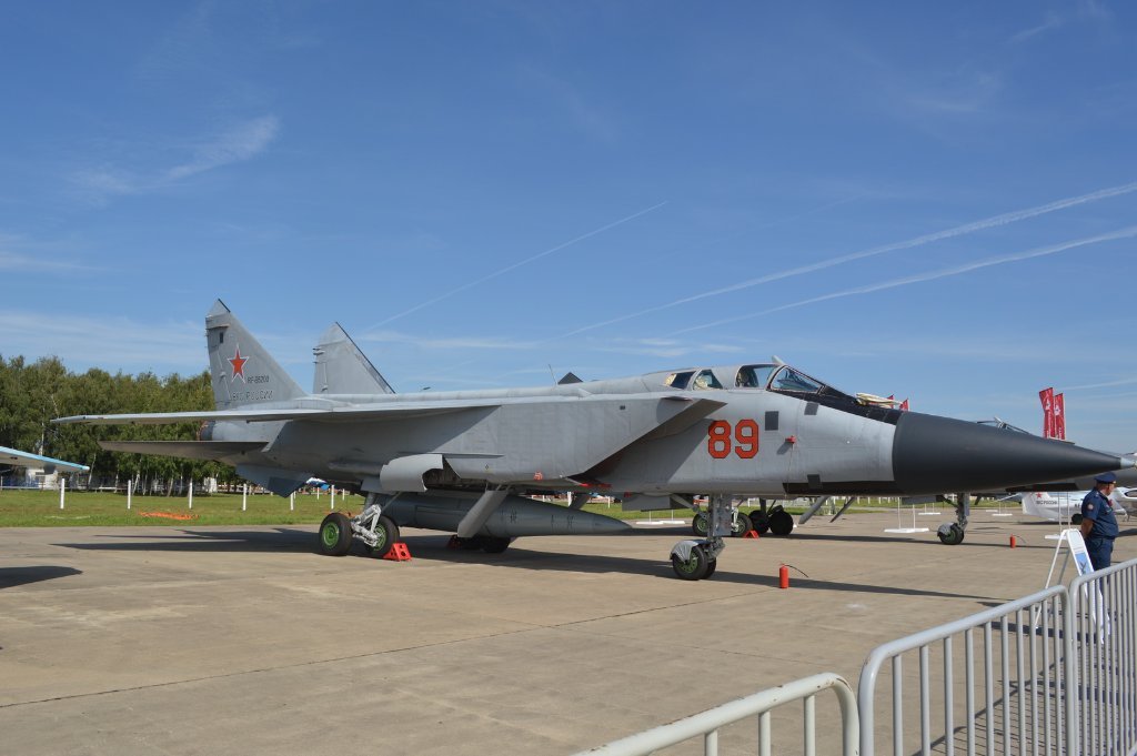 MiG-31K ‘89 Red’/RF-95200 with a Kinzhal missile