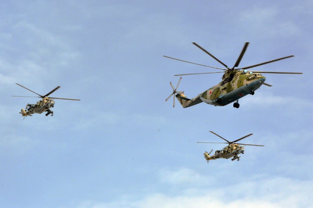 Mi-26 ‘05 Yellow’/RF-93527 escorted by Mi-24Ps ‘03 Red’/RF-91229 and ‘08 Red’/RF-91243