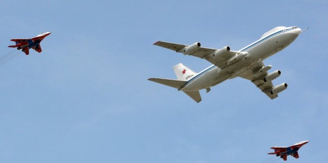 Il-80 RF-93645 escorted by MiG-29 ‘22 Blue’/RF-91925 and MiG-29UB ‘17 Blue’