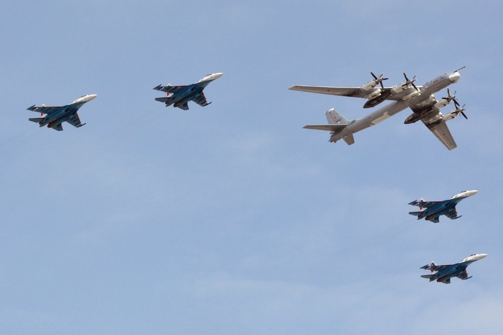 Tu-95MS ‘04 Red’/RF-94182 ‘Kurgan’ escorted by Su-35Ss ‘50 Blue’, ‘57 Blue’/RF-95907, ‘51 Blue’ and ‘52 Blue’