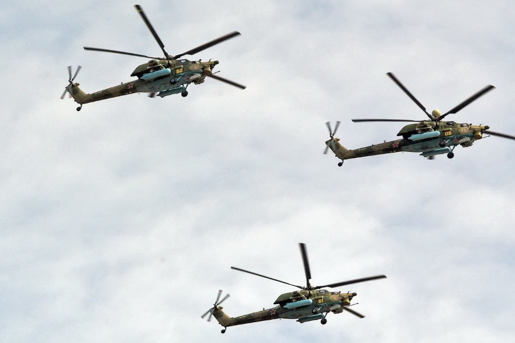 Mi-28UB ‘05 Yellow’/RF-13456 leads Mi-28Ns ‘51 Yellow’/RF-13491 and ‘52 Yellow’/RF-13492