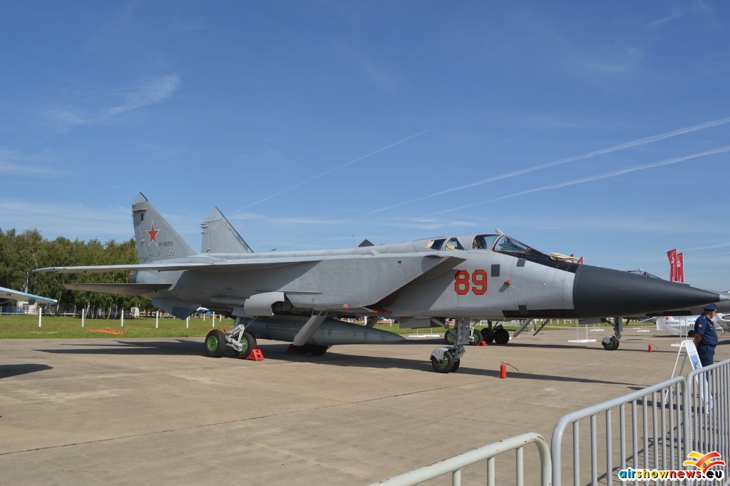 MiG-31K ‘89 Red’/RF-95200 with a Kinzhal missile