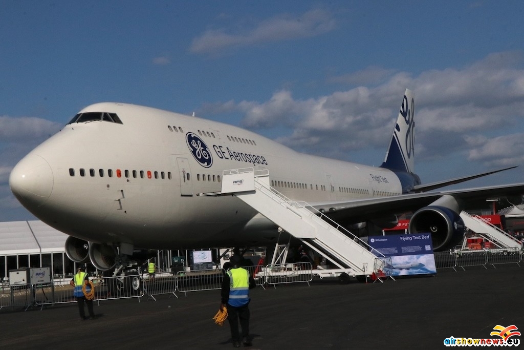 B744-001