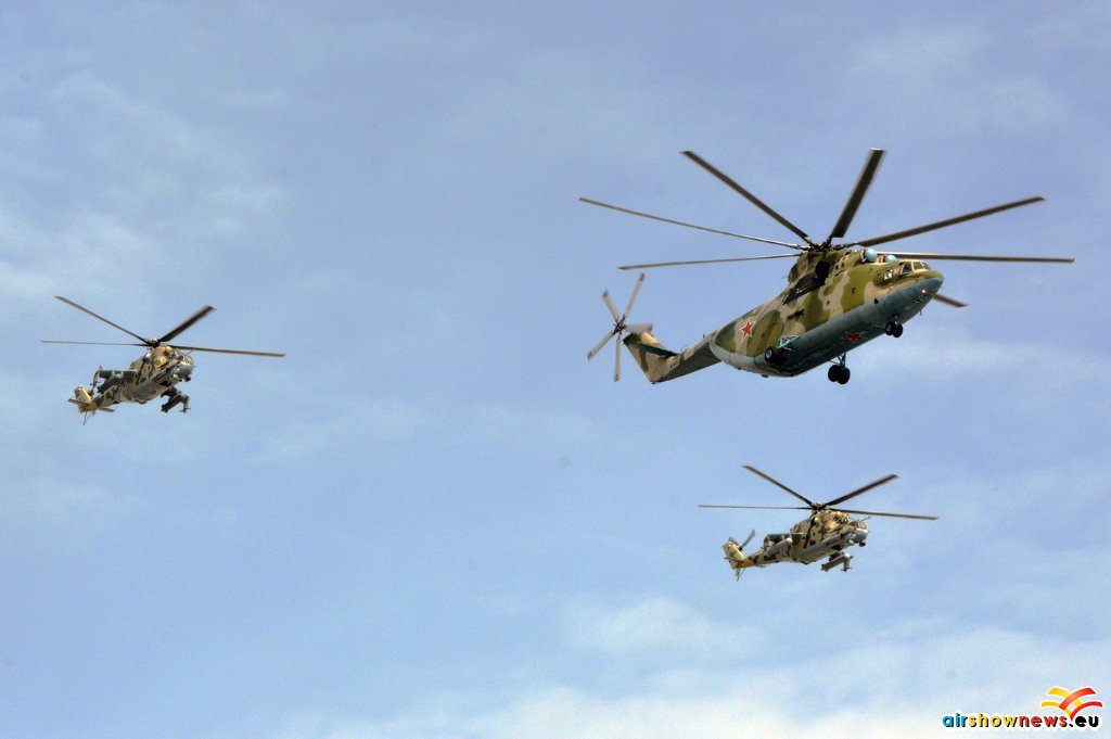 Mi-26 ‘05 Yellow’/RF-93527 escorted by Mi-24Ps ‘03 Red’/RF-91229 and ‘08 Red’/RF-91243