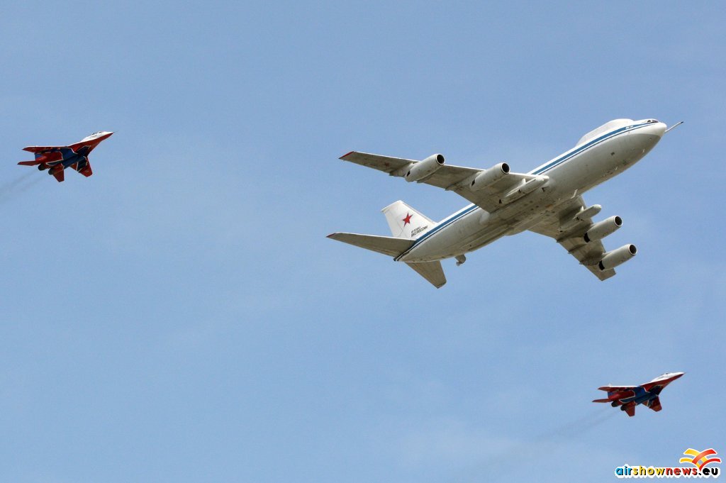 Il-80 RF-93645 escorted by MiG-29 ‘22 Blue’/RF-91925 and MiG-29UB ‘17 Blue’